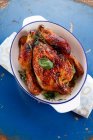 Delizioso pollo alla griglia su un piatto su un tavolo nero. — Foto stock