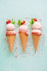 Helado de fresa en conos de helado con salpicaduras - foto de stock