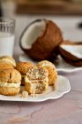 Biscuits santé à faible teneur en glucides à base de noix de coco et de farine d'amande — Photo de stock