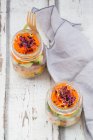 Regenbogensalat im Glas mit Rotkohl, Paprika, Tomaten, Gurken, Karotten und Rote-Beete-Sprossen — Stockfoto