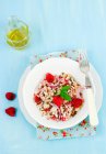 Gerstensalat mit Thunfisch, Himbeeren und roten Zwiebeln — Stockfoto