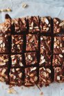 Шоколадне брауні з арахісовим маслом та мигдалем — стокове фото