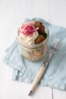 Insalata vegana di couscous con falafel, carote, zucchine, cipolle rosse e casalinghe — Foto stock