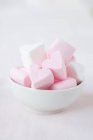 Cuori di marshmallow in una ciotola — Foto stock