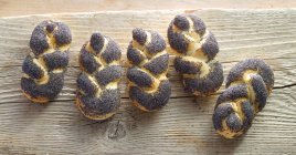 Rollos de semillas de amapola trenzadas, Austria - foto de stock
