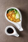 Vue aérienne du chou chinois, du bok choy et des nouilles avec cape — Photo de stock