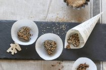 Glutenfreie, herzförmige Sesamkekse, gebacken mit Kokosfett und Honig — Stockfoto