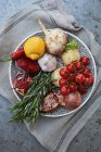 Свіжі овочі, фрукти та трави на тарілці (вид зверху ) — стокове фото
