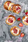 Rhubarb and strawberries yeast buns — Stock Photo