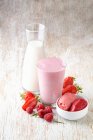 Un milk-shake aux fraises et sorbet aux fraises et framboises — Photo de stock
