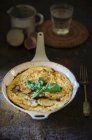 Испанский омлет с картошкой в кастрюле — стоковое фото