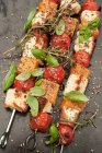 Espetos de legumes grelhados com abóbora, tomate, feta e ervas — Fotografia de Stock