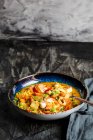 Curry de peixe estilo tailandês com macarrão de arroz e camarão — Fotografia de Stock