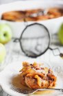 Caçarola de torrada francesa de maçã com xarope de bordo e açúcar em pó — Fotografia de Stock