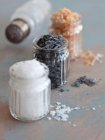 Sal negra, sal de pimentón y copos de sal marina en vasos - foto de stock