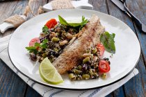 Gebratene Makrele mit Quinoa und Bohnen — Stockfoto
