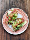 Pan de tocino y aguacate - foto de stock