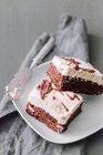 Brownie mit Vanillecreme-Mousse auf weißem Teller — Stockfoto