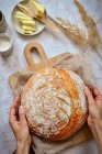 Ein Laib selbstgebackenes Brot — Stockfoto