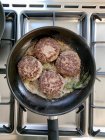 Boulettes de viande de gibier dans une casserole — Photo de stock