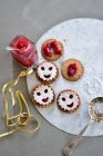 Close-up de deliciosos biscoitos Smiley com geléia de cranberry — Fotografia de Stock