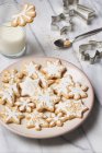 Glasierte Butterkekse, ein Glas Milch und verschiedene Ausstechformen — Stockfoto