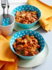 Curry de poulet crémeux avec pommes de terre dans des bols — Photo de stock