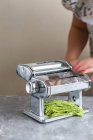 Wild garlic tagliatelle, homemade using a pasta machine - foto de stock