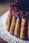 Ein ringförmiger Bundt-Kuchen mit Beeren und Schokoladenglasur (Detail) — Stockfoto