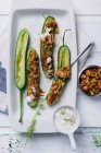 Mini-Schmorgurken gefüllt mit gezupften Jackfrüchten und einem veganen Dill-Sahne-Dip — Stockfoto