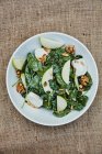 Spinatsalat mit Ziegenkäse, Apfel und Nüssen — Stockfoto