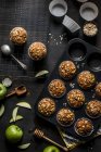 Gewürzte Karotten-Apfel-Cupcakes mit Haferflocken — Stockfoto
