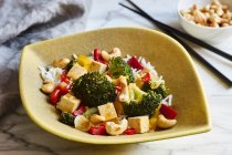 Un piatto vegetariano wok con broccoli, peperoni, peperoncino e anacardi — Foto stock