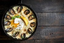 Risotto with cooked mussels and a poached egg (seen from above) — Stock Photo