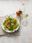 Une salade de feuilles mélangées aux oranges — Photo de stock