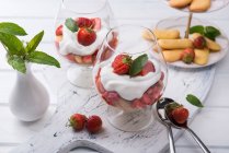 Sobremesa de morango com creme de iogurte em copos — Fotografia de Stock