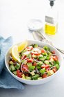 Salade de légumes frais hachés à la tomate, concombre et avocat — Photo de stock