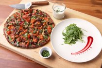 Pizza vegetal com tomate cereja — Fotografia de Stock