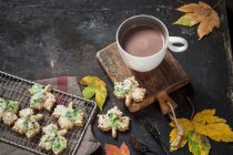 Осеннее кленовое печенье с кленовым сиропом и чашкой горячего шоколада — стоковое фото