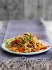 Singapore noodles with shrimps, pork and vegetables (China) — Stock Photo