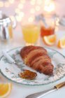 Ein Croissant mit Orangenmarmelade — Stockfoto