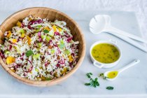 Салат из веганского риса с редиской и винегретом — стоковое фото