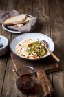Zuppa fredda di aglio bianco con noci, crema di spinaci e salsa di peperoncino — Foto stock