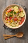 Cuscuz com abobrinha, tomate, pimentão e ingênuo — Fotografia de Stock