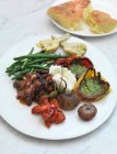 Антипасті тарілка з овочами та моцарелою — стокове фото