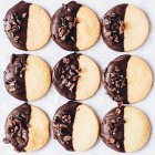 Gros plan de délicieux biscuits sablés trempés dans du chocolat — Photo de stock