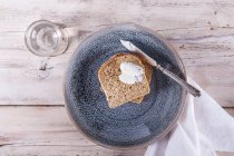 Дві скибочки кабачкового хліба на тарілці (нагляд ) — стокове фото