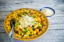 Couscous con pollo y verduras - foto de stock