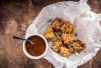 Bhajis à l'oignon avec chutney de dattes et tamarin — Photo de stock