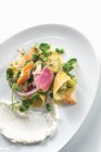 Салат з копченою форелею з весняним горохом Равіолі знятий зверху на білому — стокове фото